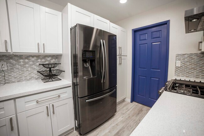 20651 Roscoe Blvd, Unit B in Winnetka, CA - Building Photo - Building Photo