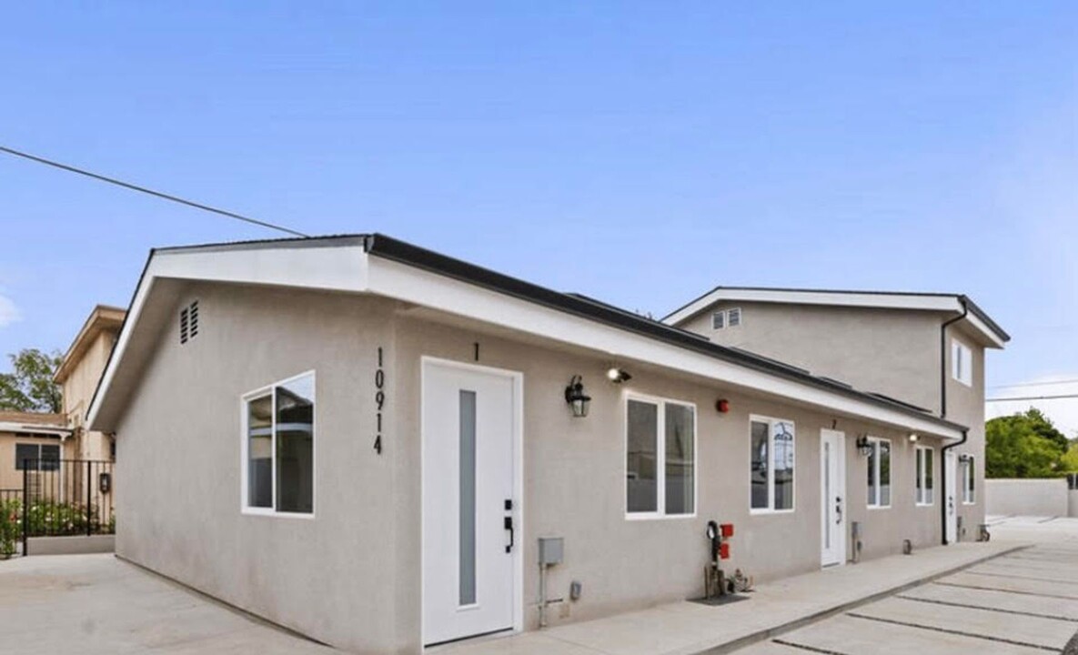 10914 Columbus Ave in Los Angeles, CA - Building Photo