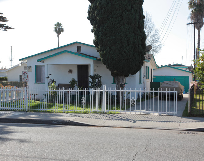 4932 Clara St in Bell, CA - Foto de edificio - Building Photo