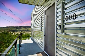 990 Alta Vista Rd in Simi Valley, CA - Foto de edificio - Building Photo