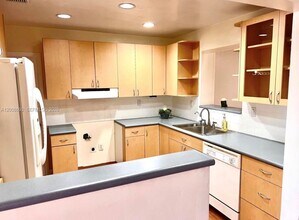 10881 N Snapper Creek Dr in Miami, FL - Building Photo - Building Photo
