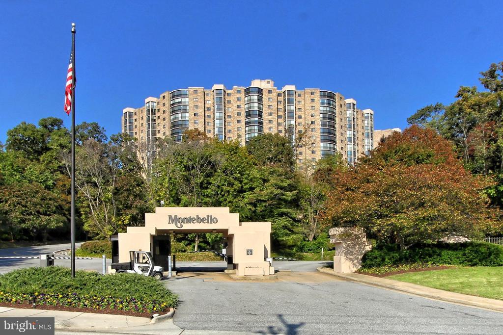 5903 Mt Eagle Dr in Alexandria, VA - Building Photo