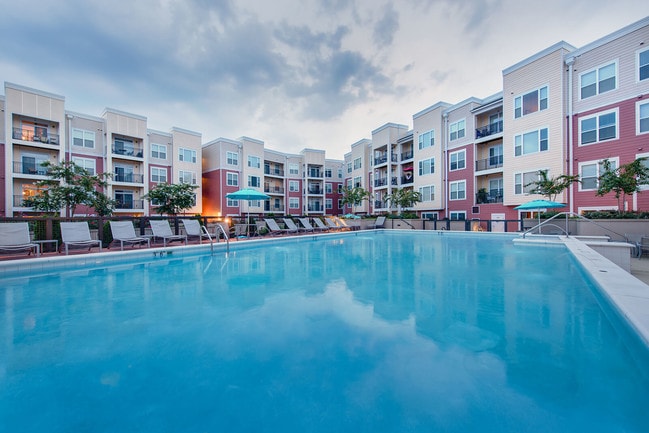 The Ridgewood by Windsor in Fairfax, VA - Foto de edificio - Building Photo