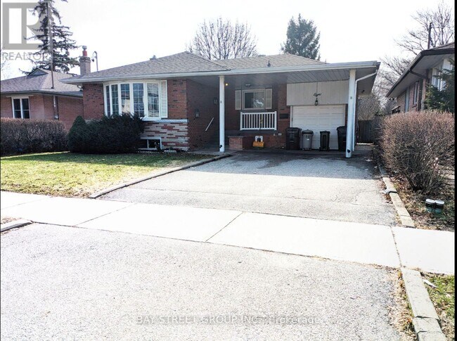 8 Storey Crescent in Toronto, ON - Building Photo - Building Photo