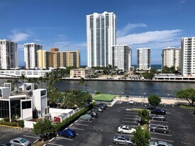 800 Parkview Dr, Unit 706