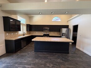 2649 N Shady Ct in Visalia, CA - Building Photo - Building Photo