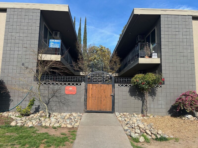 890 E 9th St in Chico, CA - Building Photo