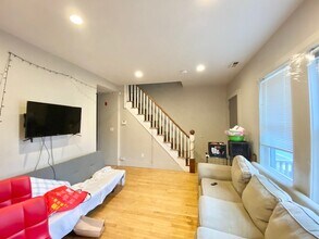 23 Greylock Rd, Unit 1 in Boston, MA - Foto de edificio - Building Photo