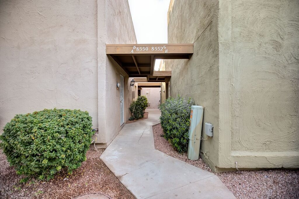 8550 E Indian School Rd in Scottsdale, AZ - Building Photo