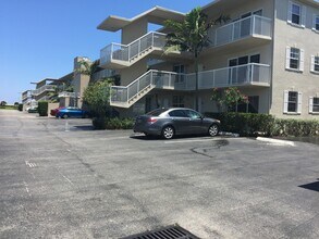 2565 S Ocean Blvd, Unit 302 in Palm Beach, FL - Building Photo - Building Photo