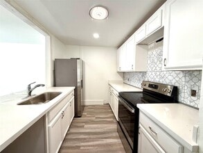 5506 Beverly Hill St in Houston, TX - Building Photo - Building Photo