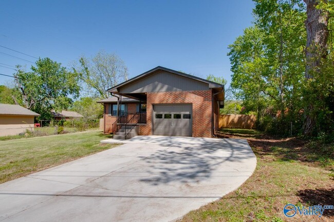 806 Mead Rd NE in Huntsville, AL - Foto de edificio - Building Photo
