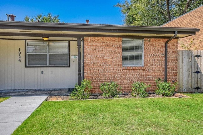 1926 Cherokee Ln