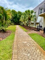 720 Lyndhurst St in Dunedin, FL - Building Photo