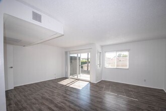 13800 Sherman Way, Unit 102 in Los Angeles, CA - Building Photo - Building Photo
