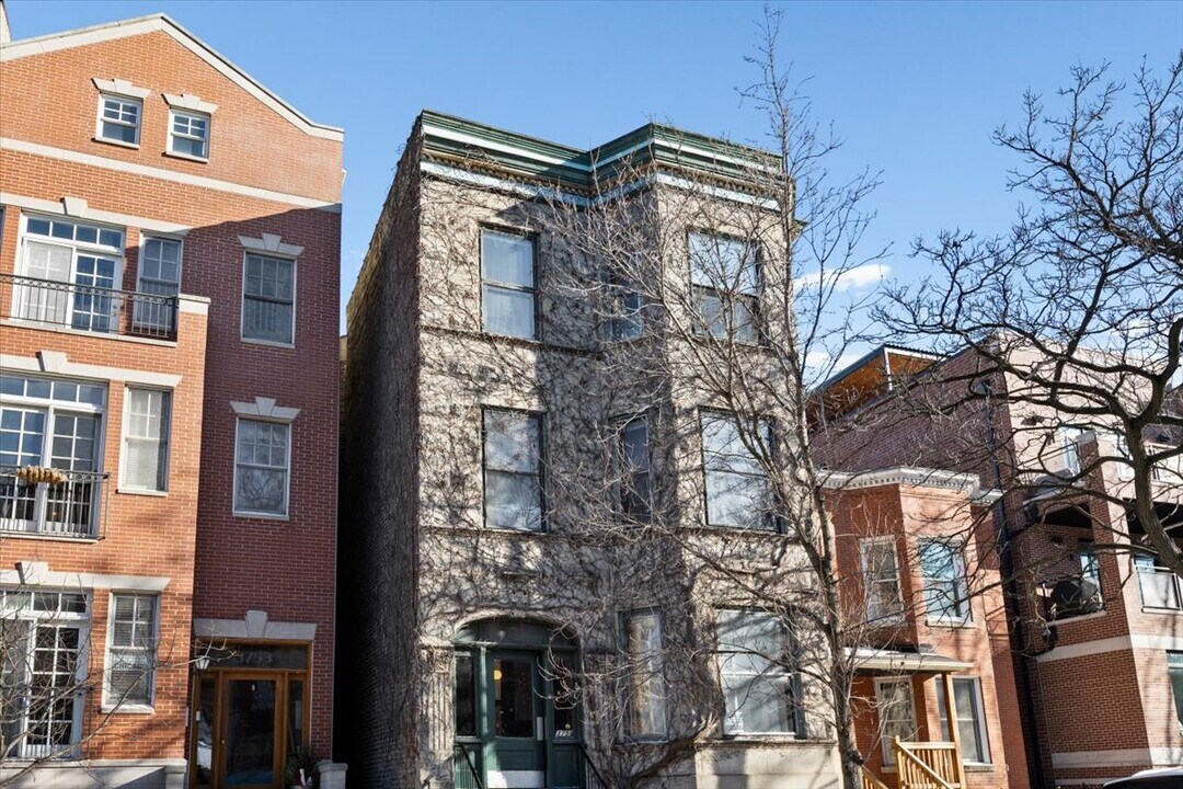 3751 N Clifton Ave in Chicago, IL - Building Photo