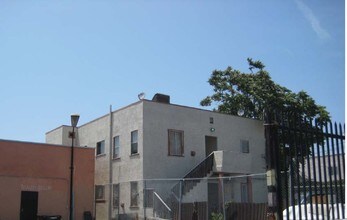 6114 S Broadway in Los Angeles, CA - Foto de edificio - Building Photo