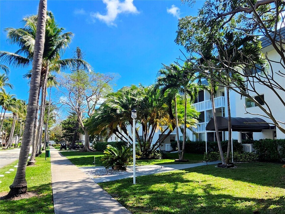 200 Galen Dr in Key Biscayne, FL - Building Photo