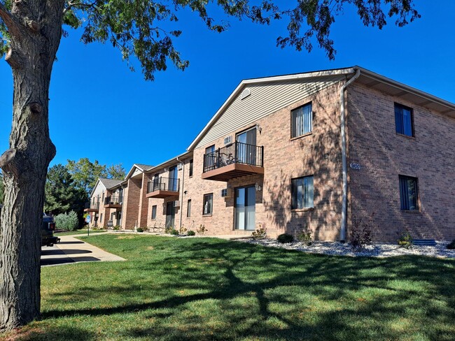 9060-9100 W Oklahoma Ave in Milwaukee, WI - Building Photo - Building Photo