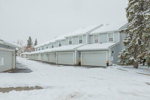 28 Berwick Cres NW in Calgary, AB - Building Photo