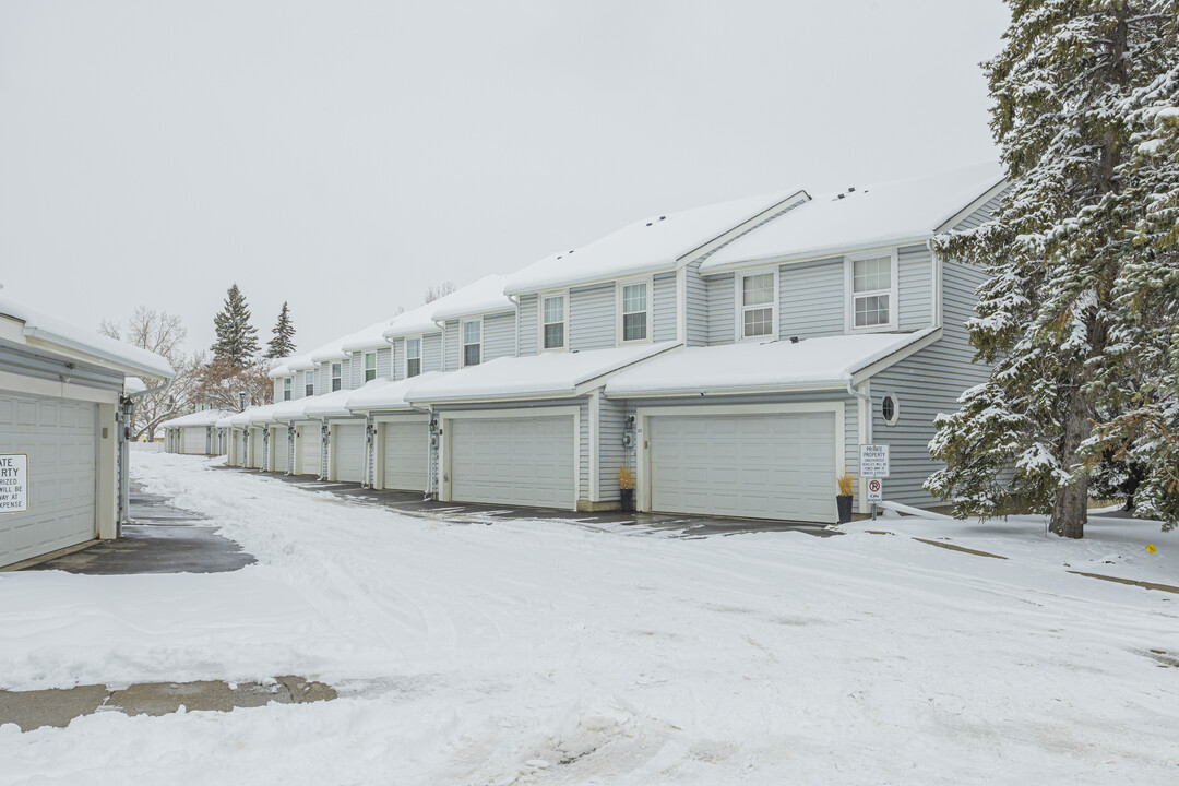 28 Berwick Cres NW in Calgary, AB - Building Photo