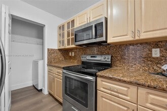 649 SW 107th Ave in Pembroke Pines, FL - Foto de edificio - Building Photo