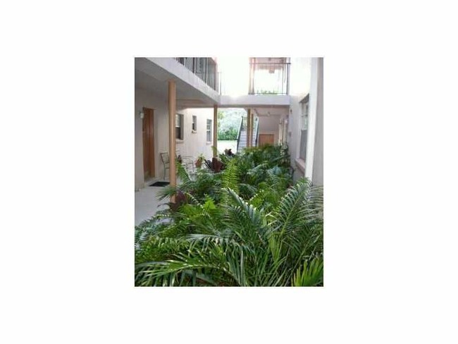 1320 Miami Rd in Fort Lauderdale, FL - Foto de edificio - Building Photo