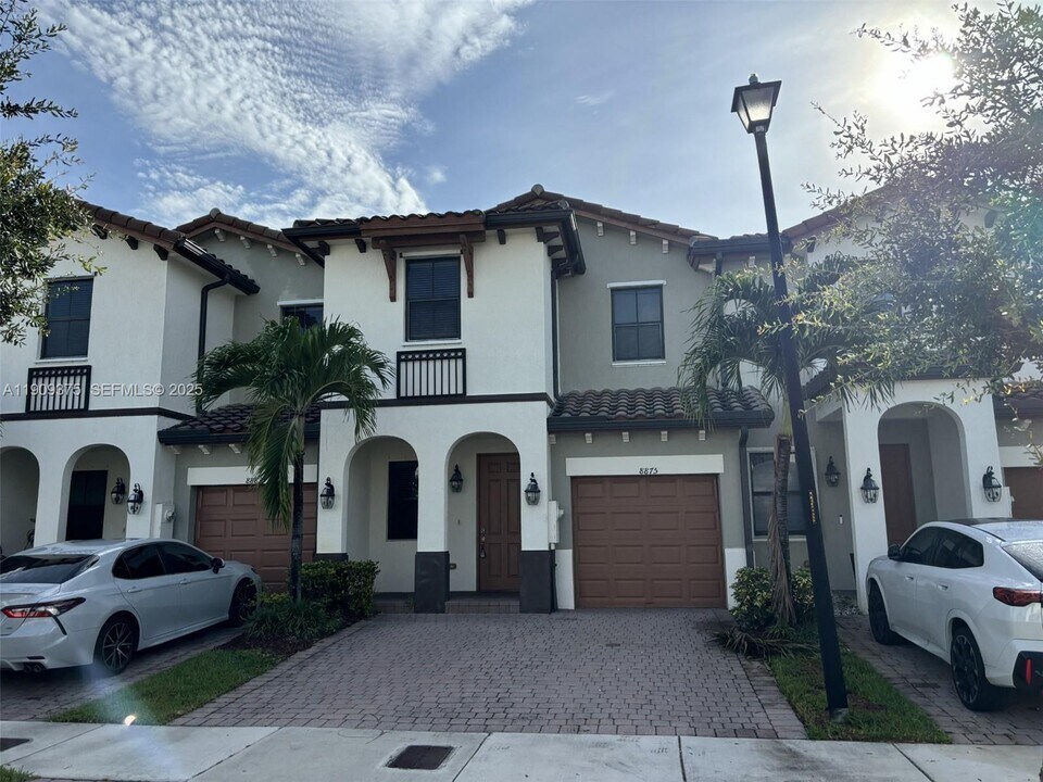8875 NW 102nd Pl in Doral, FL - Building Photo