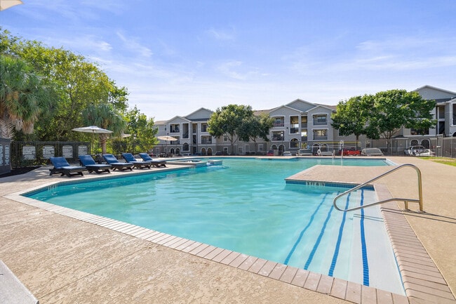 Southgate on Emerald in San Antonio, TX - Building Photo - Building Photo