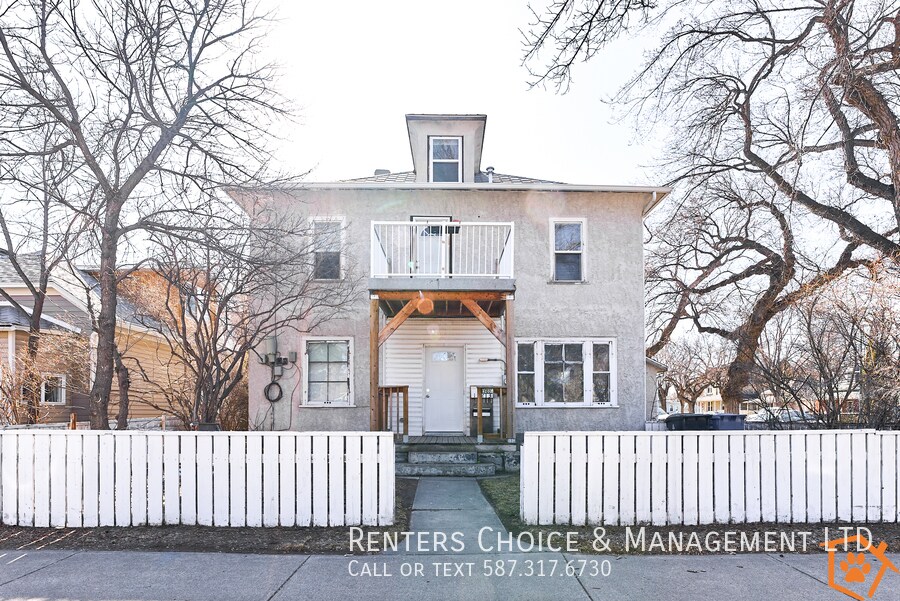 Pet Friendly Top Floor Apartment Near Down in Lethbridge, AB - Building Photo