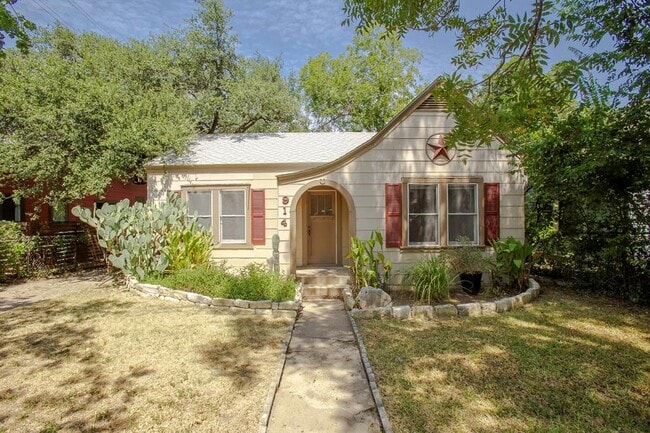 property at 914 W Monroe St
