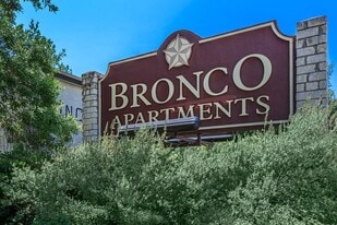 Bronco Apartments in San Antonio, TX - Building Photo