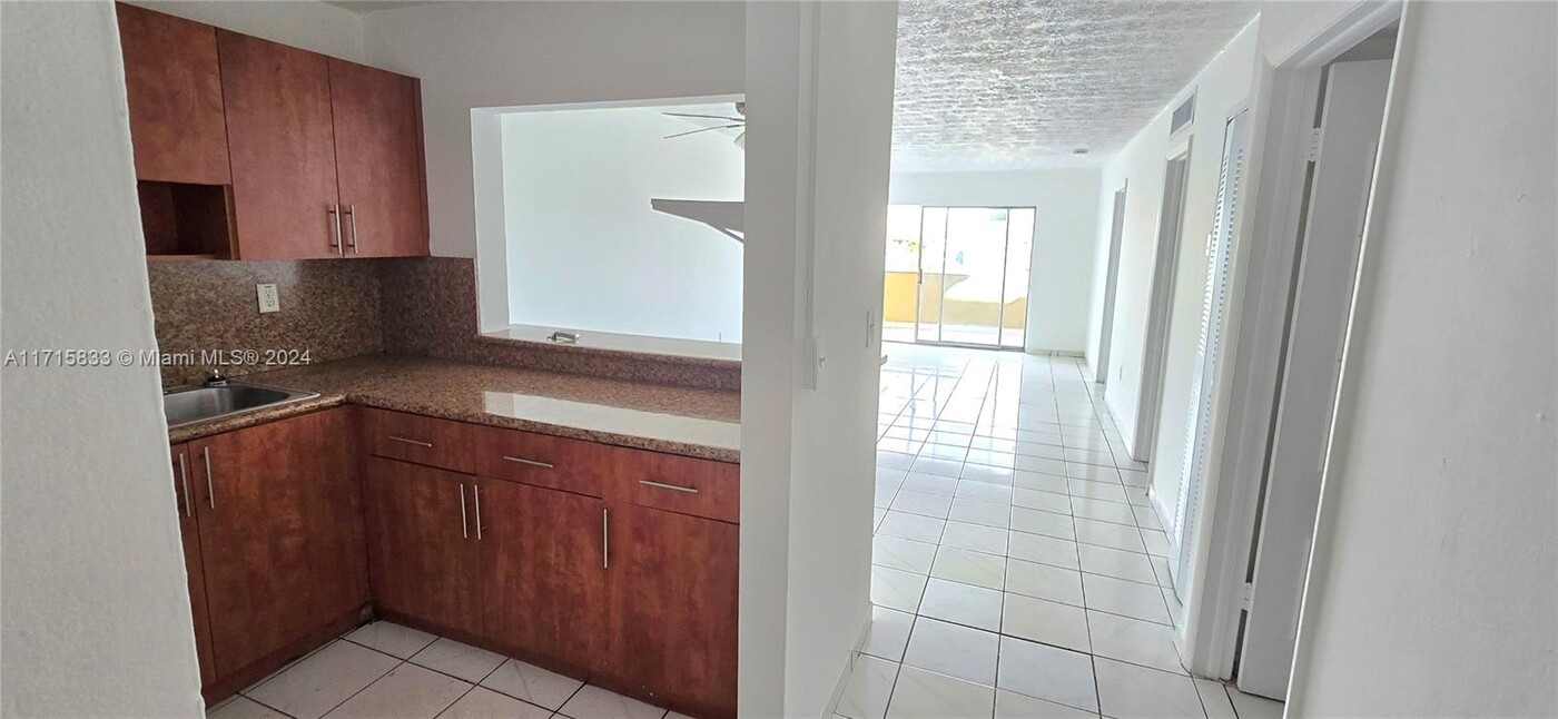 6070 W 18th Ave in Hialeah, FL - Building Photo