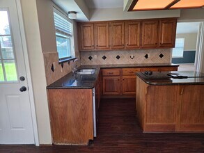 8530 Lake Crystal Dr in Houston, TX - Building Photo - Building Photo