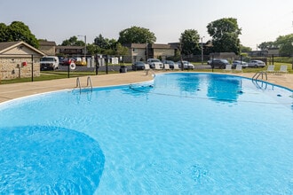 Apartment Homes of Wildwood Preserve in Oak Creek, WI - Foto de edificio - Building Photo