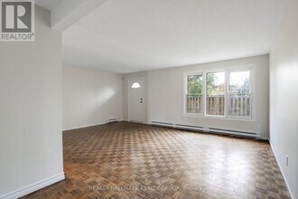 920 Dynes Rd in Ottawa, ON - Building Photo - Building Photo