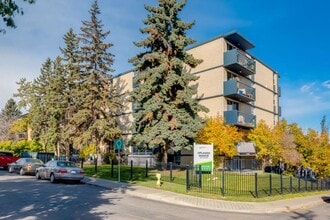Uplands Manor in Calgary, AB - Building Photo - Building Photo