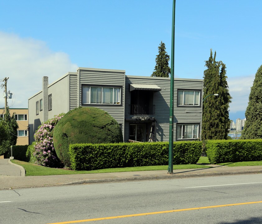 2405 Cornwall Ave in Vancouver, BC - Building Photo