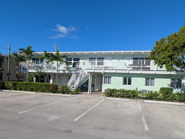 321 SE 15th Ave in Deerfield Beach, FL - Foto de edificio - Building Photo
