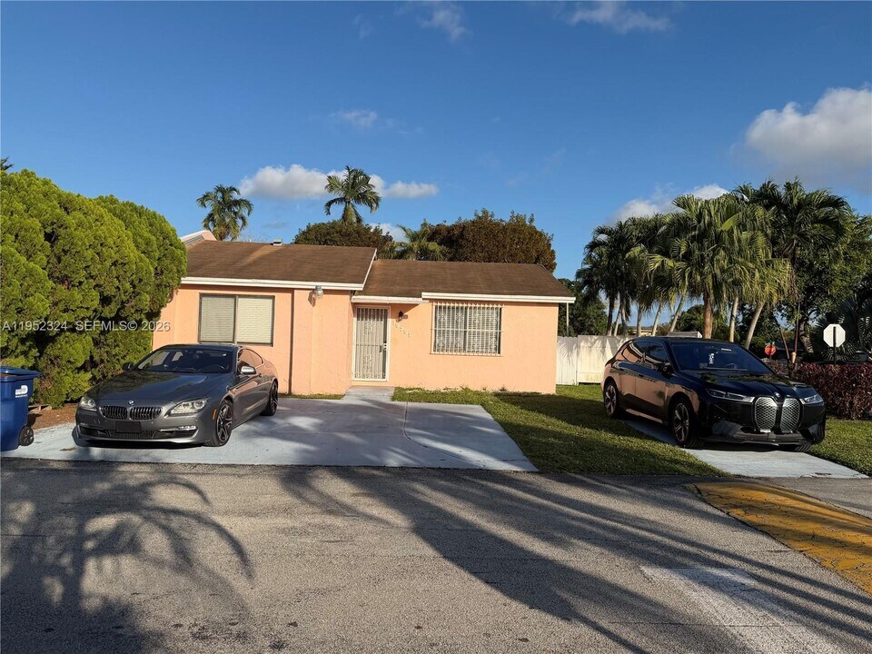 19751 NW 52nd Ct in Miami Gardens, FL - Building Photo