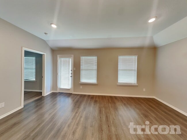 636 Excelsior Dr in Waxahachie, TX - Foto de edificio - Building Photo