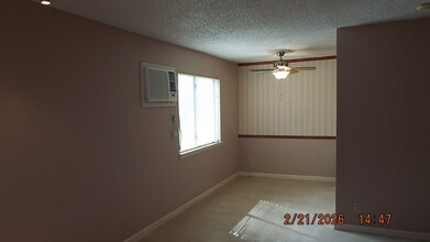 8230 Glen Mont Dr, Unit 4 in San Antonio, TX - Foto de edificio - Building Photo