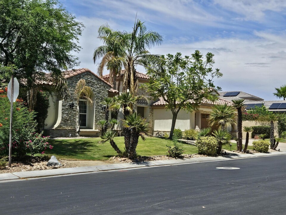 15 Vía Verde in Rancho Mirage, CA - Foto de edificio