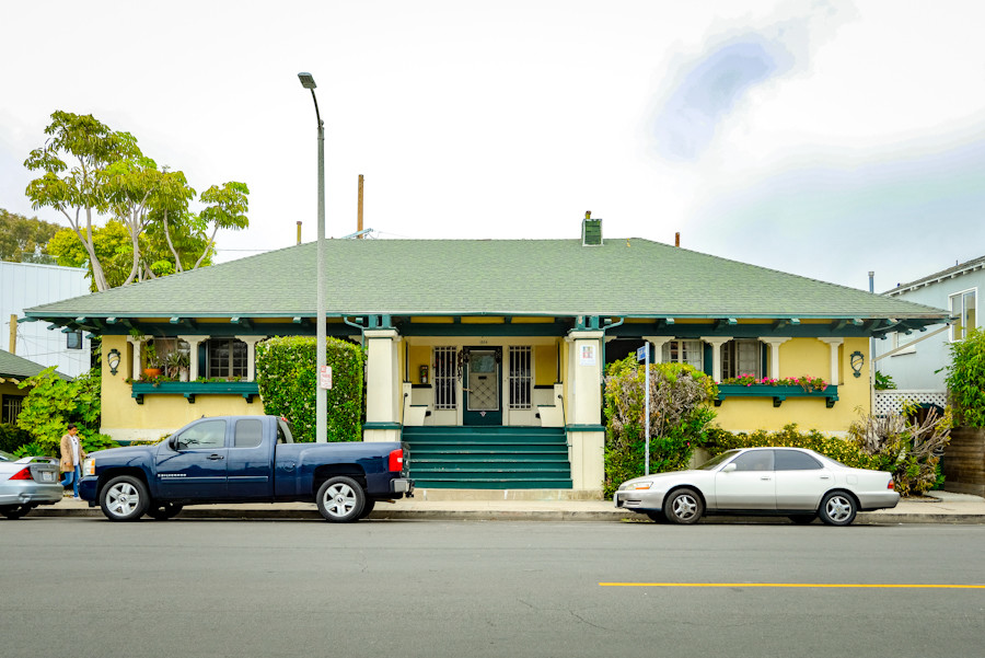 1300 Riviera Ave in Venice, CA - Building Photo