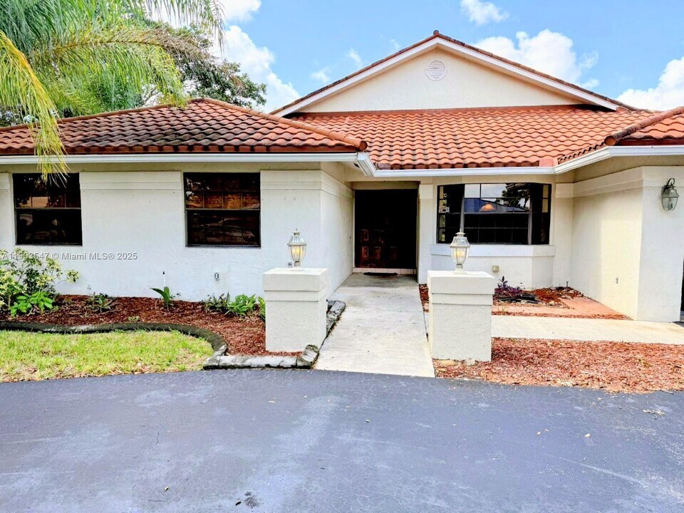 2700 NW 112th Ave in Coral Springs, FL - Building Photo