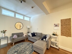 318 Saint Paul St, Unit 4 in Brookline, MA - Foto de edificio - Building Photo