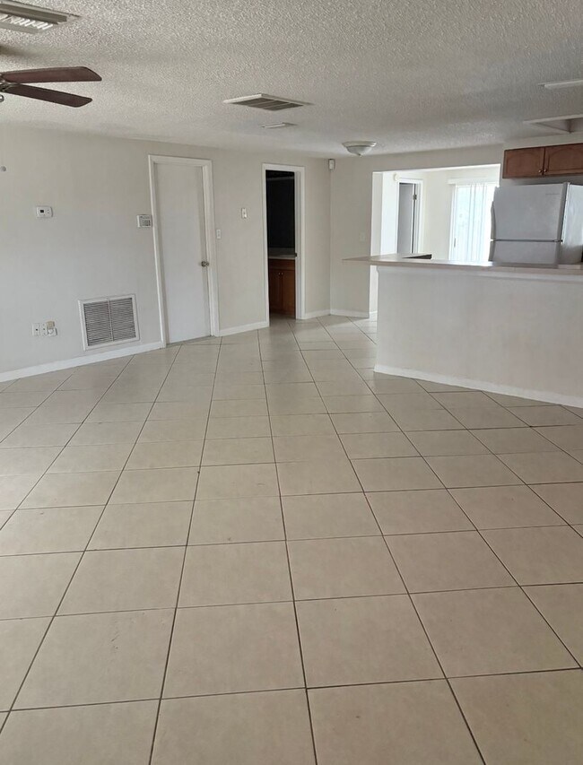 6940 Sandalwood Dr in Port Richey, FL - Building Photo - Building Photo