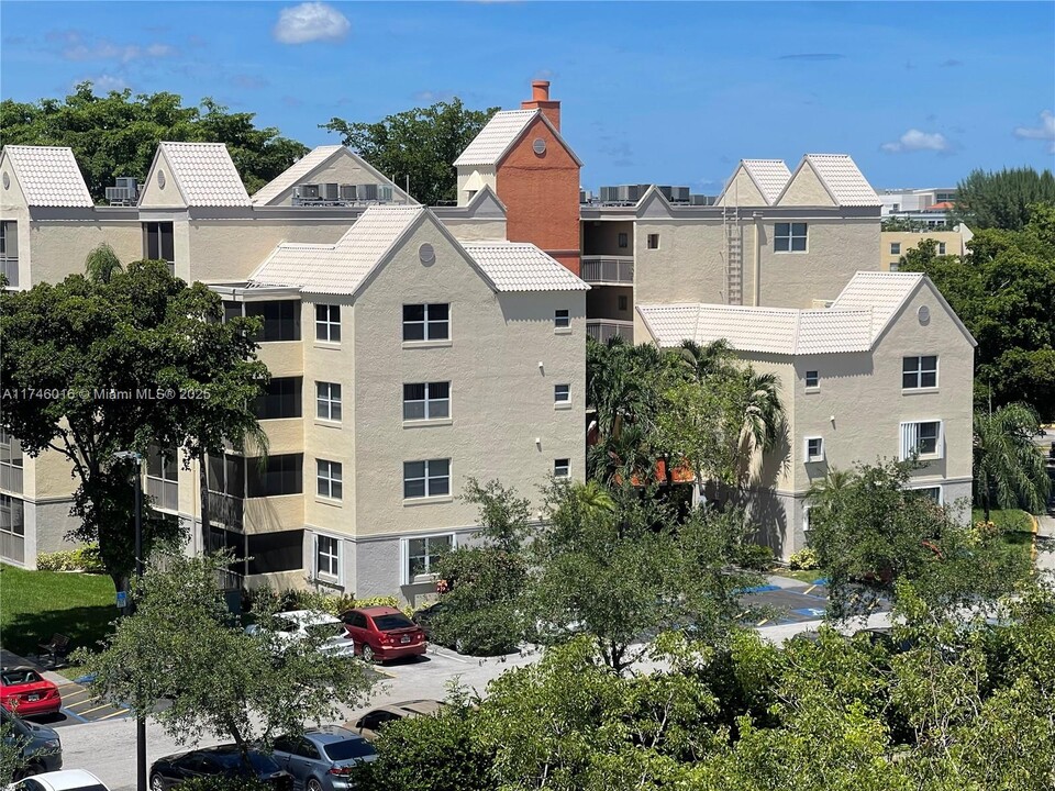 8225 Lake Dr in Doral, FL - Building Photo