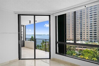 520 Brickell Key Dr in Miami, FL - Building Photo - Building Photo