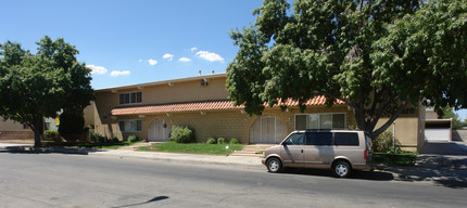 Town Square Apartments in Palmdale, CA - Building Photo - Building Photo